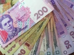 Украинская гривна: с рублем или долларом?