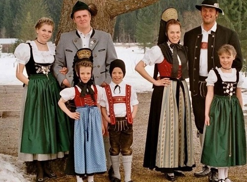 Австрийцы в национальных костюмах