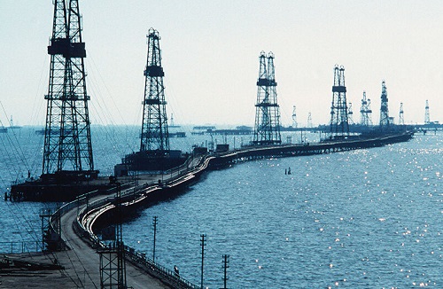 Нефтяные вышки в Азербайджане.