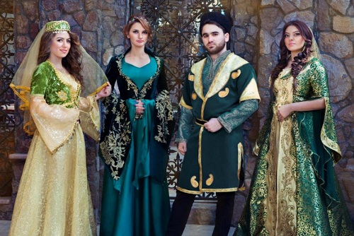 Азербайджанцы в национальных костюмах.