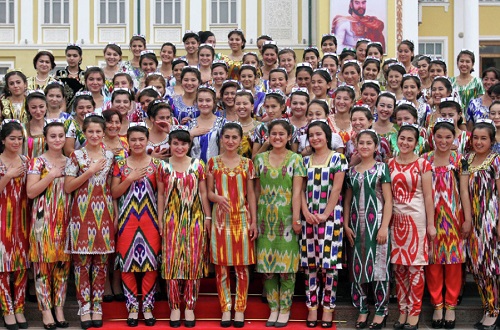 Таджикские девушки в национальных костюмах