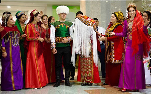 Туркмены в национальных костюмах