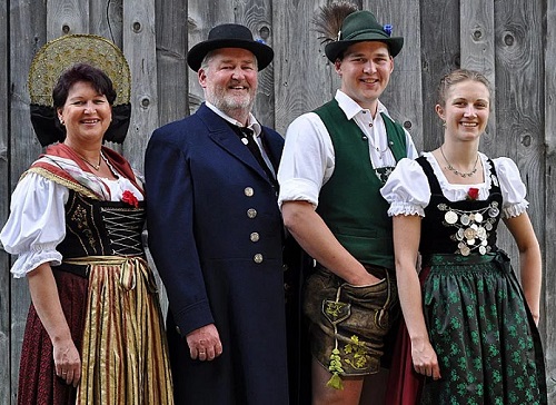 Немцы в национальных костюмах