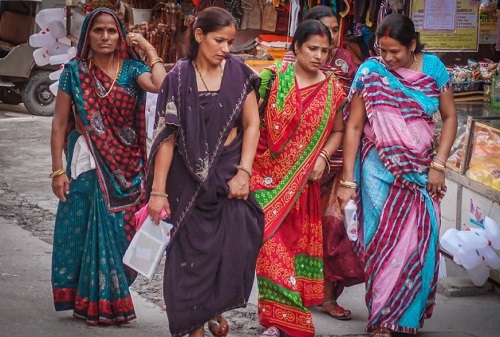 Индийские женщины в национальных костюмах
