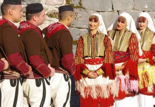 Македонцы в национальных костюмах