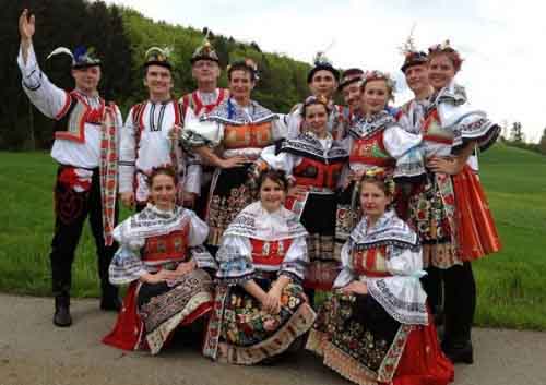 Словаки в национальных костюмах